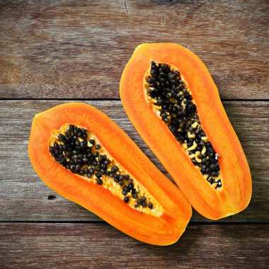 taze papaya ahşap zemin üzerine dilimlenmiş