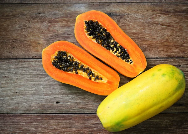 Skivad färsk papaya på trä bakgrund — Stockfoto
