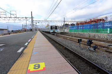 Japonya tren istasyonunda