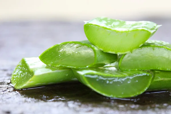 Hojas de aloe vera sobre fondo de madera — Foto de Stock