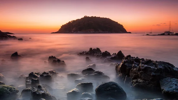 Wunderschöne Meereslandschaft. Meer und Felsen yah nui beach phuket thailand — Stockfoto