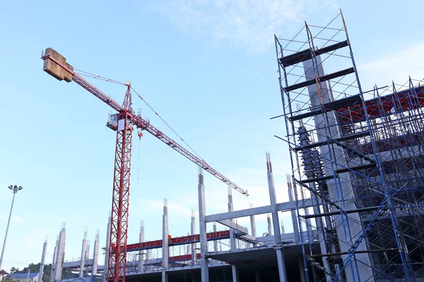 Canteiro de obras com guindaste e edifício — Fotografia de Stock