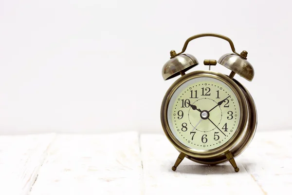 白い背景とテーブルの上のレトロな目覚まし時計 — ストック写真