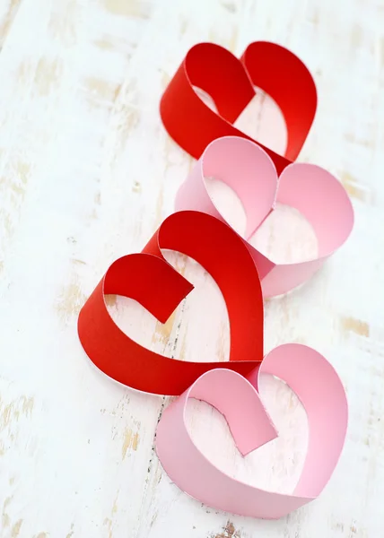 Corazón de papel rojo y rosa sobre fondo de madera blanca —  Fotos de Stock