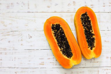 Taze papaya Beyaz ahşap zemin üzerine dilimlenmiş 