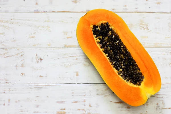 Skivad färsk papaya på vit trä bakgrund — Stockfoto