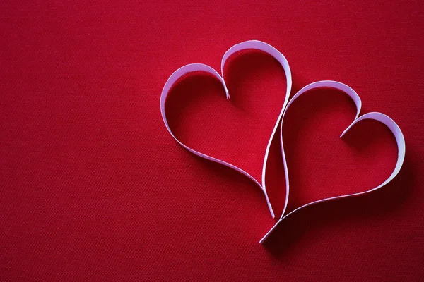 Corazones de papel sobre un fondo rojo con espacio para copiar —  Fotos de Stock