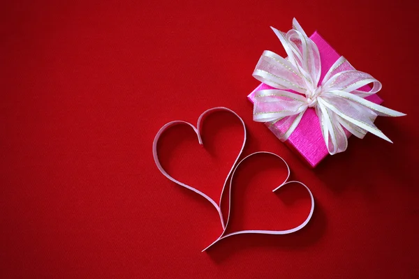 Caixa de presente wiht forma corações de papel no espaço de cópia de fundo vermelho — Fotografia de Stock