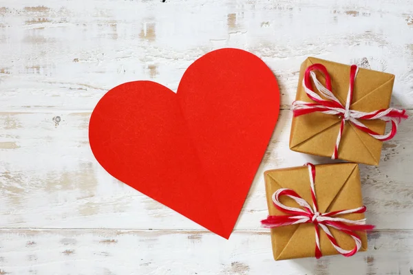 Corazones de papel rojo copiar espacio con caja de regalo en madera vintage blanca —  Fotos de Stock