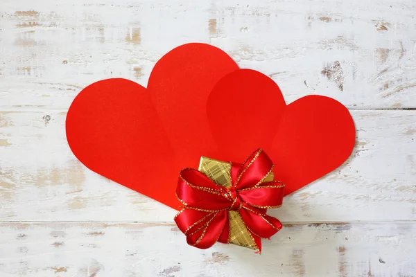 Carta rossa cuori copiare spazio con scatola regalo su legno bianco vintage — Foto Stock