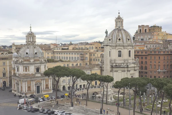 Pohled na Trajánova fóra s církví v Římě, Itálie — Stock fotografie