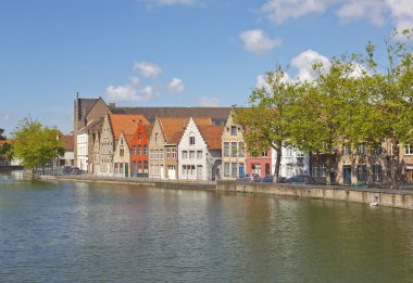 Bruges, Belçika'daki kanal kıyısında parlak binalar