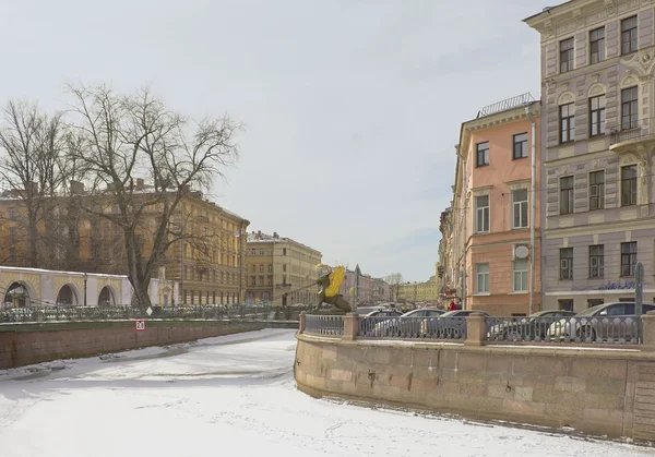 Замороженный канал в Санкт-Петербурге, Россия — стоковое фото