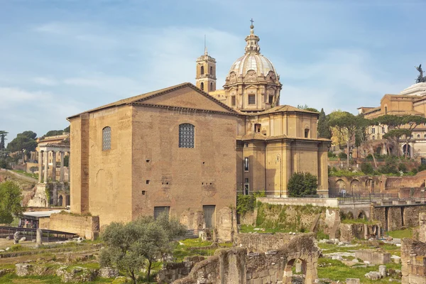 Eglise de Santi Luca e Martina et Basilique Emilie à Rome — Photo