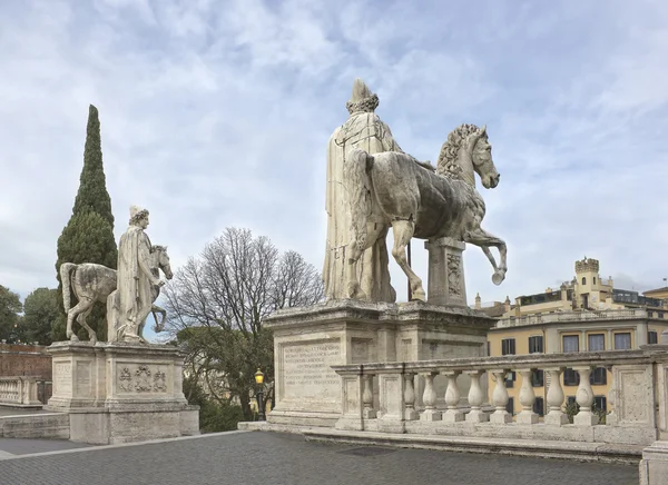 Castor ve Pollux Roma'da Capitol Hill'de