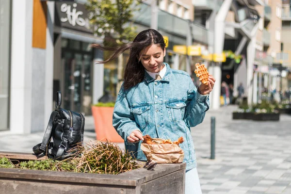 Hermosa morena 20-30s disfrutando de deliciosa comida para llevar restaurante en la calle en el almuerzo — Foto de Stock