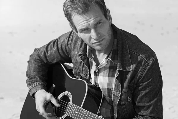 Man with acoustic guitar — Stock Photo, Image