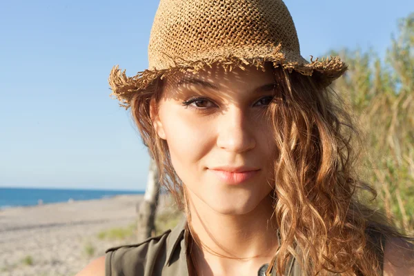 Bella ragazza su una spiaggia — Foto Stock