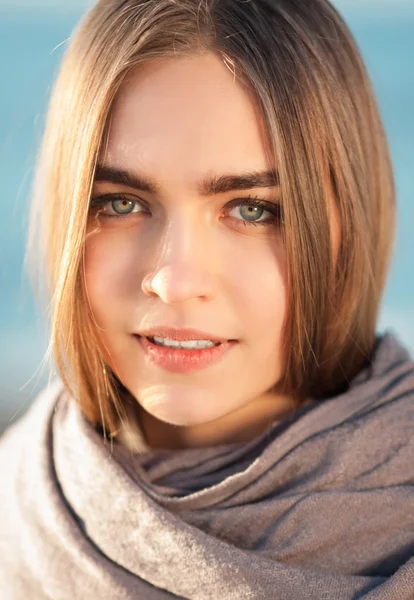 Menina bonita está sorrindo — Fotografia de Stock