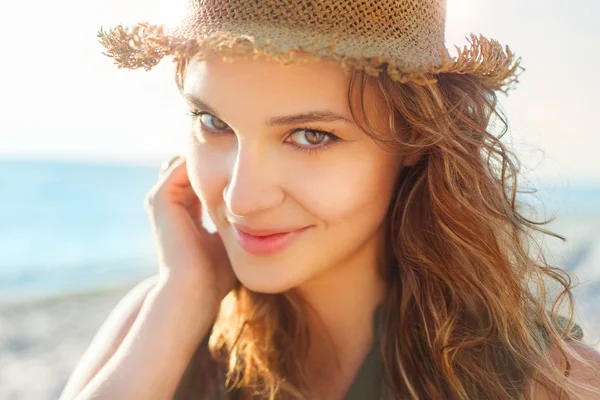 Beautiful girl on a beach — Stock Photo, Image