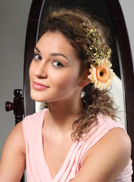 Young beautiful girl studio portrait — Stock Photo, Image