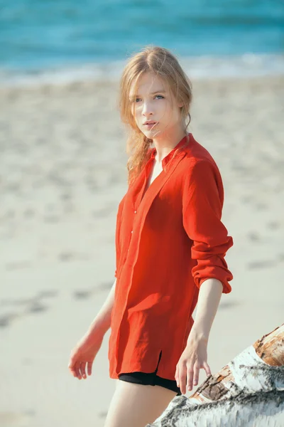 Beautiful girl on a beach — Stock Photo, Image