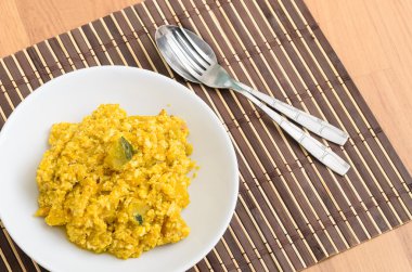 Kızarmış balkabağı çırpılmış yumurta ile karıştırın Tayland gıda