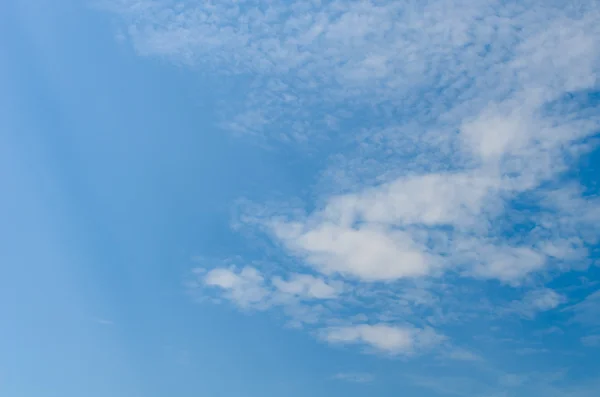 White clouds in the blue sky — Stock Photo, Image