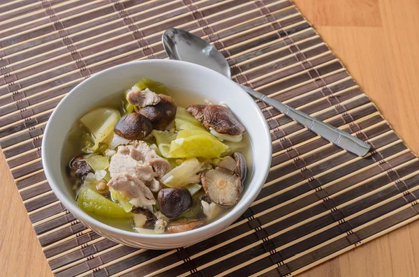 Soupe de laitue marinée aux champignons shiitake et porc — Photo