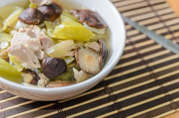 Sopa de lechuga en escabeche con hongo shiitake y cerdo —  Fotos de Stock
