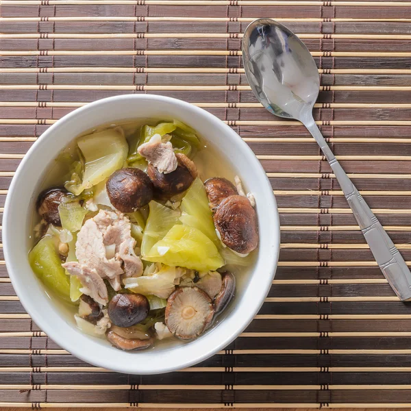 Nakládaný salát polévka s shiitake houby a vepřové — Stock fotografie