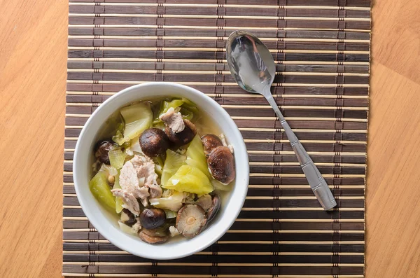 Shiitake mantar ve domuz eti ile turşu marul çorbası — Stok fotoğraf