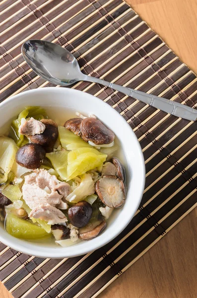 Sopa de lechuga en escabeche con hongo shiitake y cerdo —  Fotos de Stock