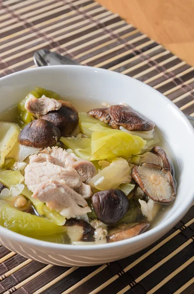 Sopa de lechuga en escabeche con hongo shiitake y cerdo — Foto de Stock