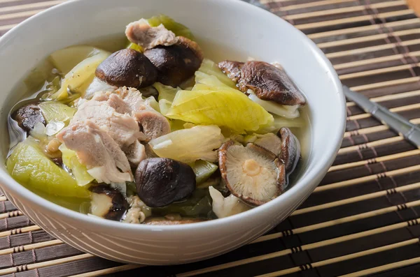 Sopa de lechuga en escabeche con hongo shiitake y cerdo —  Fotos de Stock