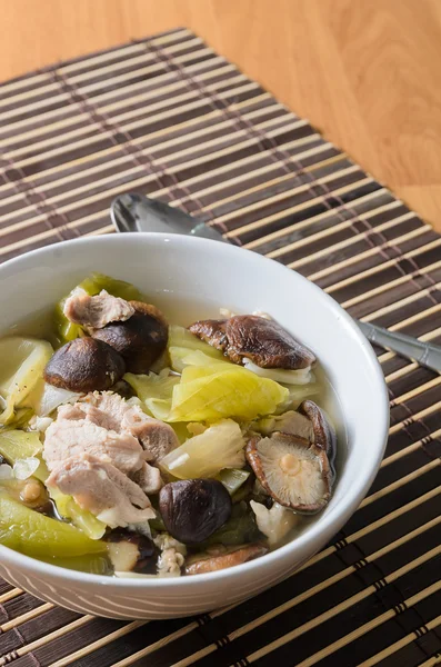 Sopa de lechuga en escabeche con hongo shiitake y cerdo —  Fotos de Stock