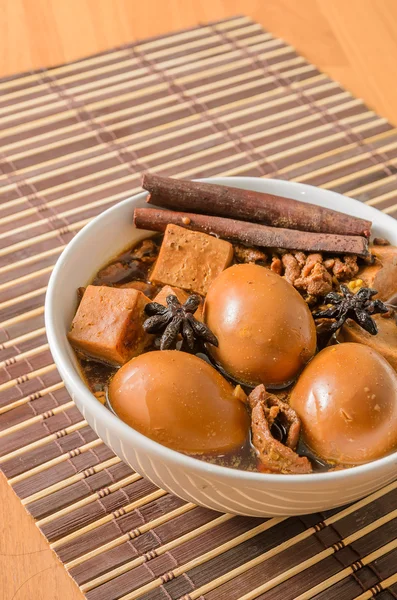 Huevos, tofu y cerdo en cinco especias salsa marrón — Foto de Stock