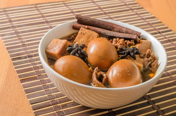 Œufs, tofu et porc en cinq épices sauce brune — Photo