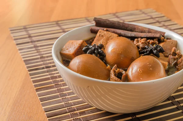 Ovos, tofu e carne de porco em cinco temperos molho marrom — Fotografia de Stock