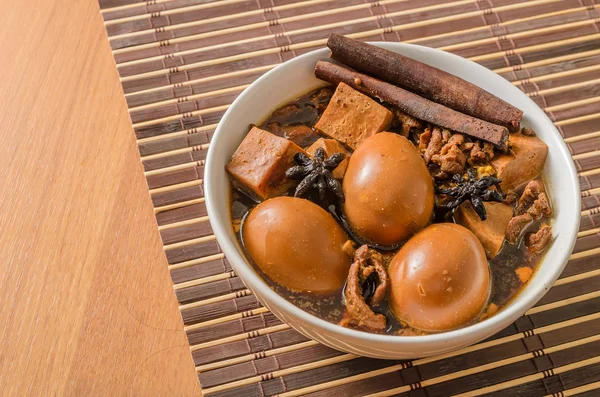 Vejce, tofu a vepřové v pěti koření hnědá omáčka — Stock fotografie