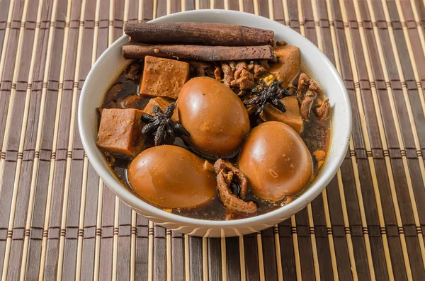 Ovos, tofu e carne de porco em cinco temperos molho marrom — Fotografia de Stock
