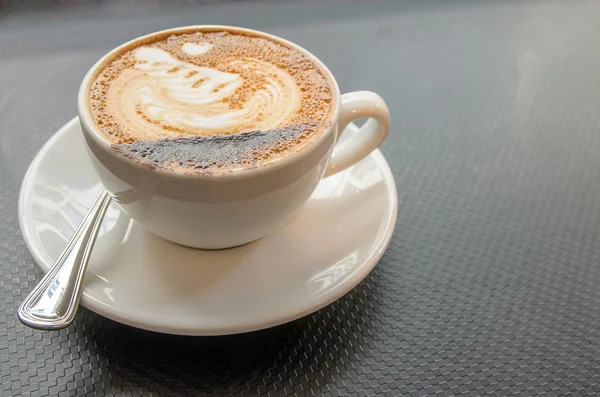 Café Mocca caliente con latte arte en forma de cisne —  Fotos de Stock