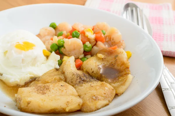 Revuelva la pimienta frita Filete de pescado con eeg frito sirviendo mezcla hervida v — Foto de Stock