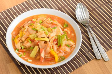 Tatlı ve ekşi sos karışımı sebze soslu kızarmış domuz eti ilave edin