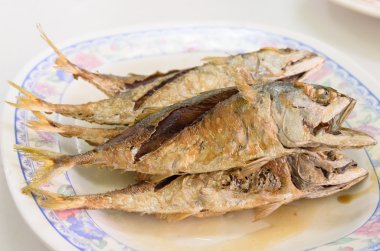 Derin kızarmış uskumru balık sosu ile