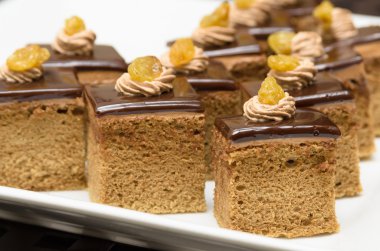 Mini kahveli kek çikolata levha ve kuru üzüm ile tepesi