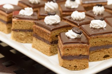 Mini kahveli kek çikolata levha ve kahve çekirdeği ile tepesi