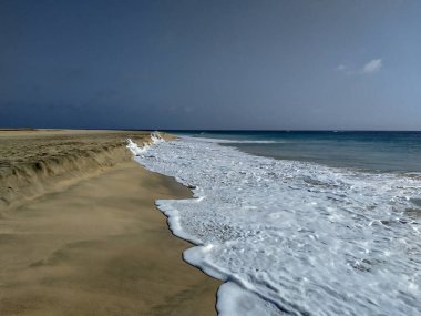 Santa Maria ve Ponta Preta yakınlarındaki Cabo Verde Adası 'ndaki kumsal.
