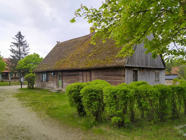中央ヨーロッパの典型的な農村建築とポメラニア ポーランド北部 の伝統的なカシュビアの村 — ストック写真
