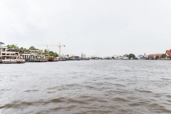 Μπανγκόκ, Ταϊλάνδη - 5 Ιουνίου 2016: Δύο πλευρές του ποταμού Chao Phraya — Φωτογραφία Αρχείου